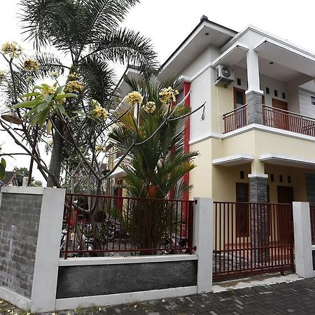 Hotel Reddoorz @ Jalan Damai Ngaglik Esterno foto