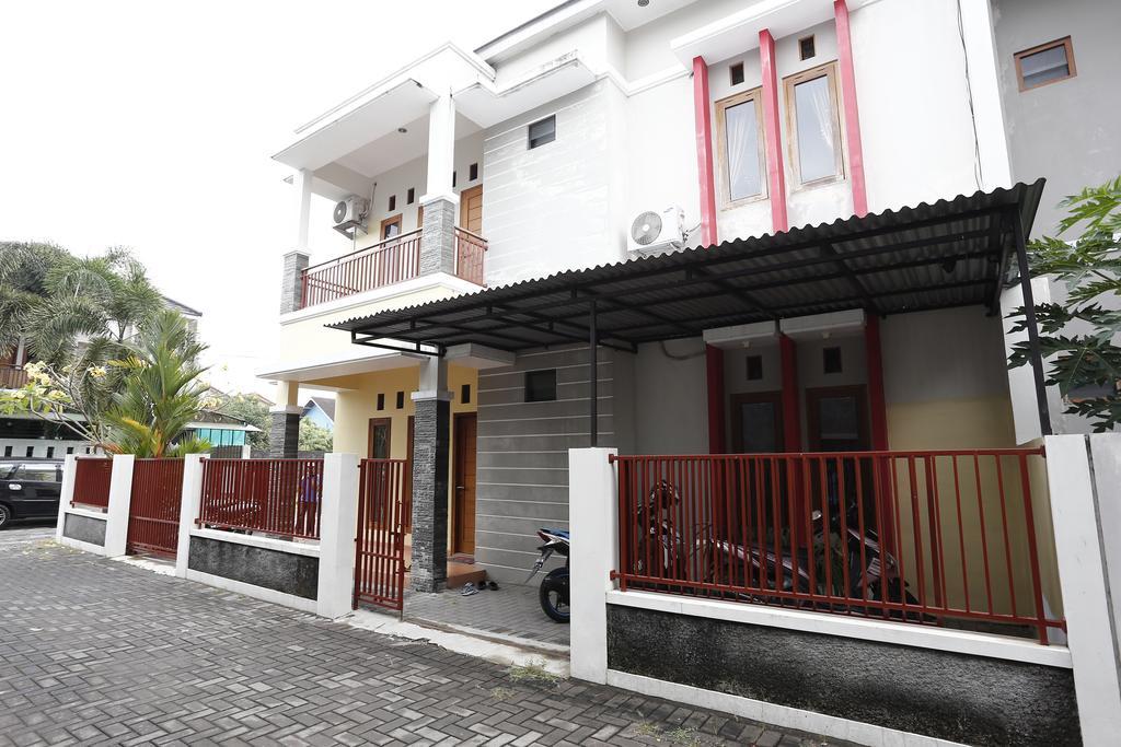Hotel Reddoorz @ Jalan Damai Ngaglik Esterno foto