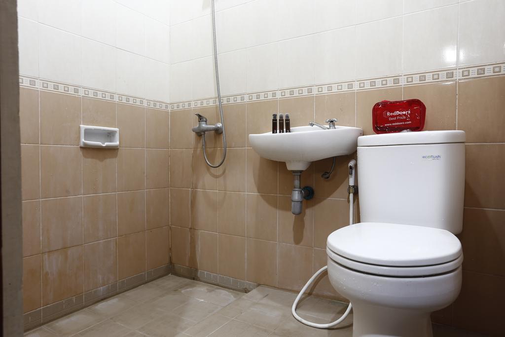 Hotel Reddoorz @ Jalan Damai Ngaglik Esterno foto