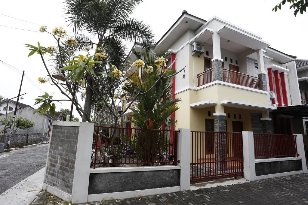 Hotel Reddoorz @ Jalan Damai Ngaglik Esterno foto