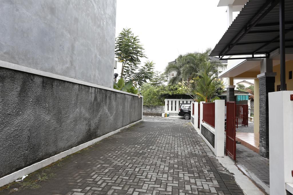 Hotel Reddoorz @ Jalan Damai Ngaglik Esterno foto