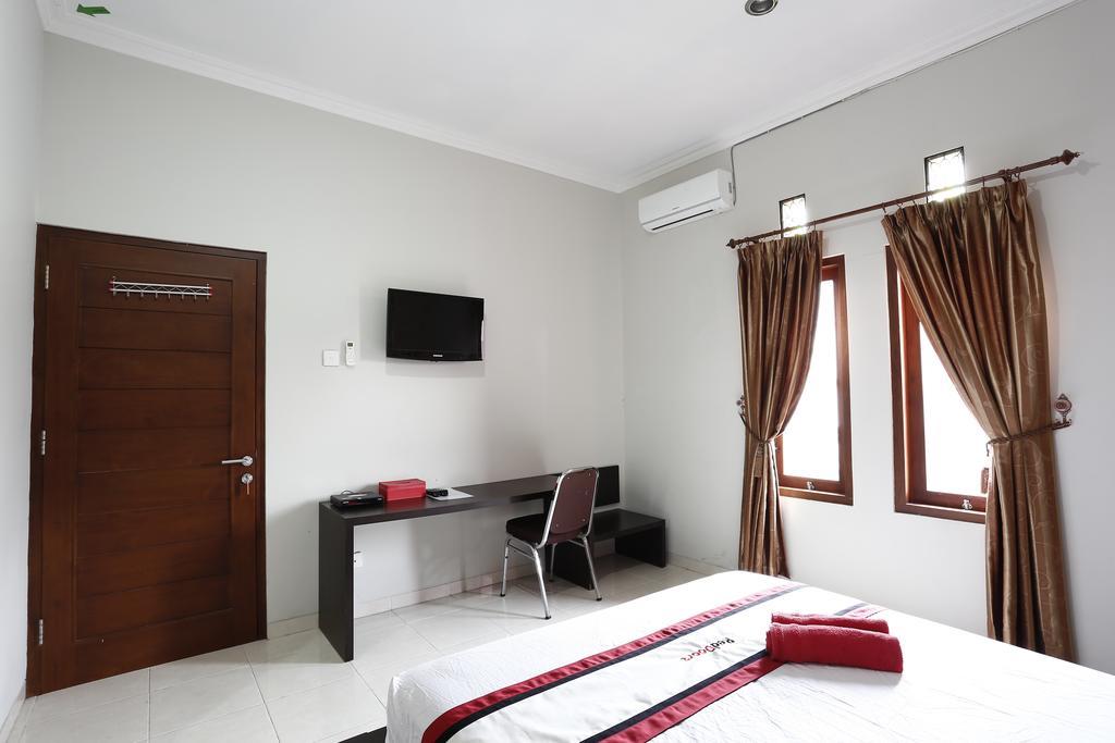 Hotel Reddoorz @ Jalan Damai Ngaglik Esterno foto