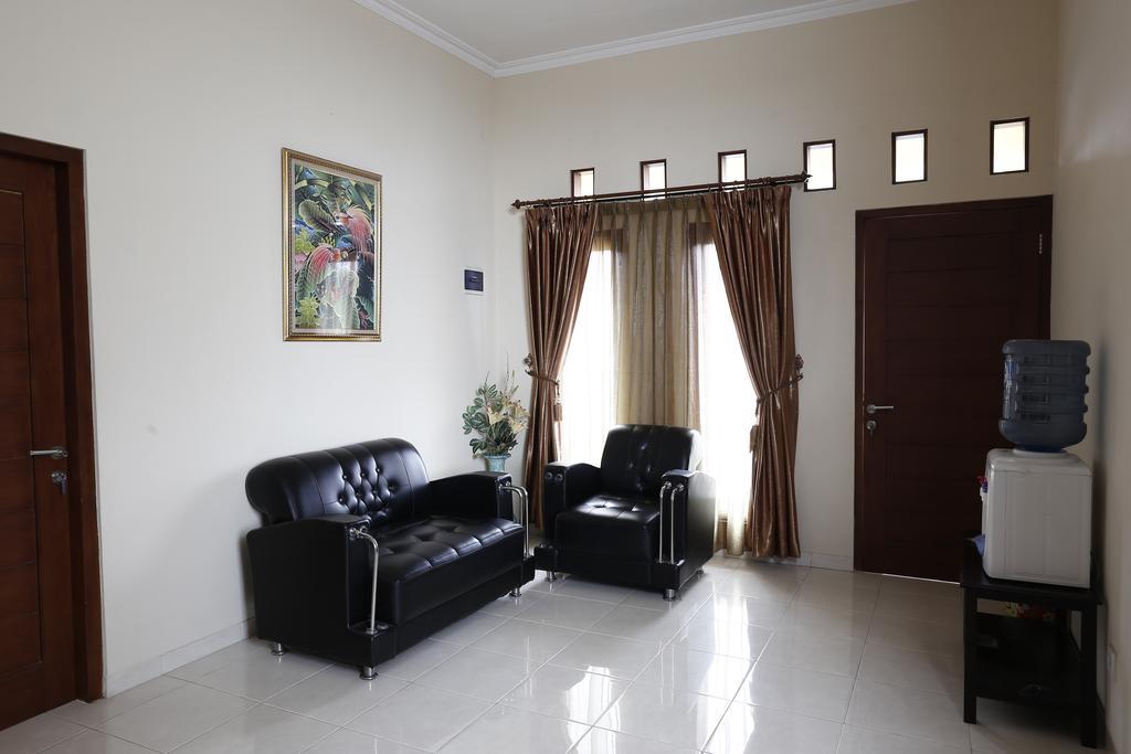 Hotel Reddoorz @ Jalan Damai Ngaglik Esterno foto